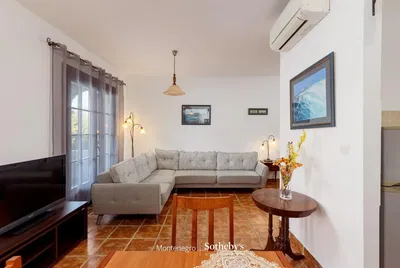 Obývací pokoj; přirozené světlo, dlažba, moderní styl