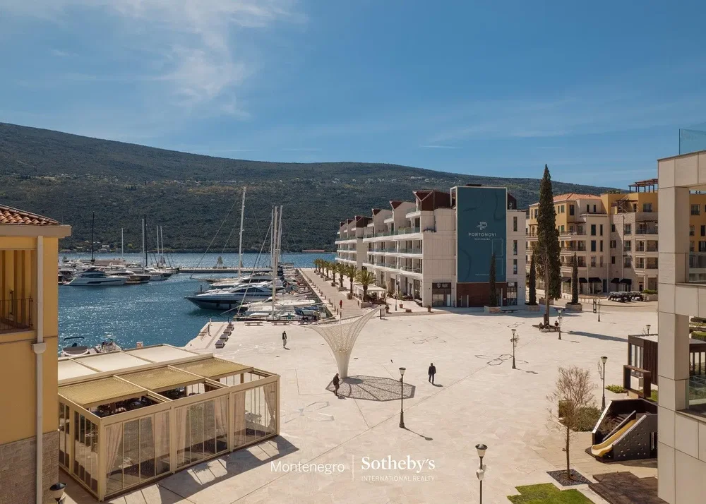 Dům a okolí; výhled