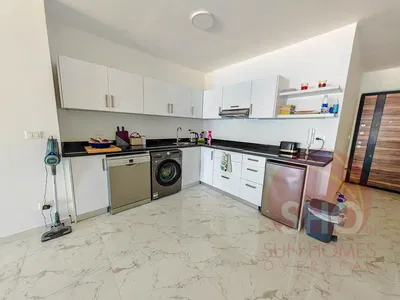 Keuken; keukenapparatuur, tegelvloer, gerenoveerd