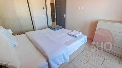 Camera da letto; luce naturale, pavimento in piastrelle