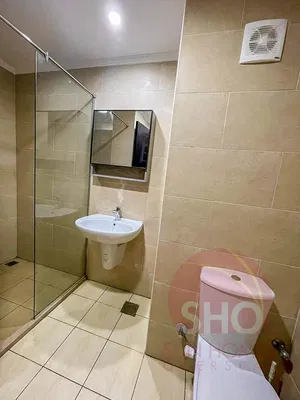 Toilette; pavimento in piastrelle, ristrutturato, luce naturale