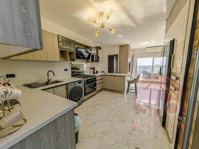 Cucina; elettrodomestici, pavimento in piastrelle, vista, luce naturale, stile moderno