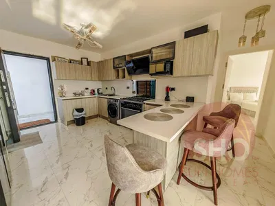 Cucina; elettrodomestici, pavimento in piastrelle, luce naturale, stile moderno