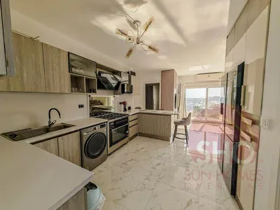 Cucina; elettrodomestici, vista, pavimento in piastrelle, ristrutturato, luce naturale, stile moderno