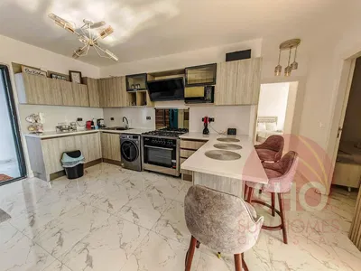 Cucina; elettrodomestici, pavimento in piastrelle, luce naturale, stile moderno