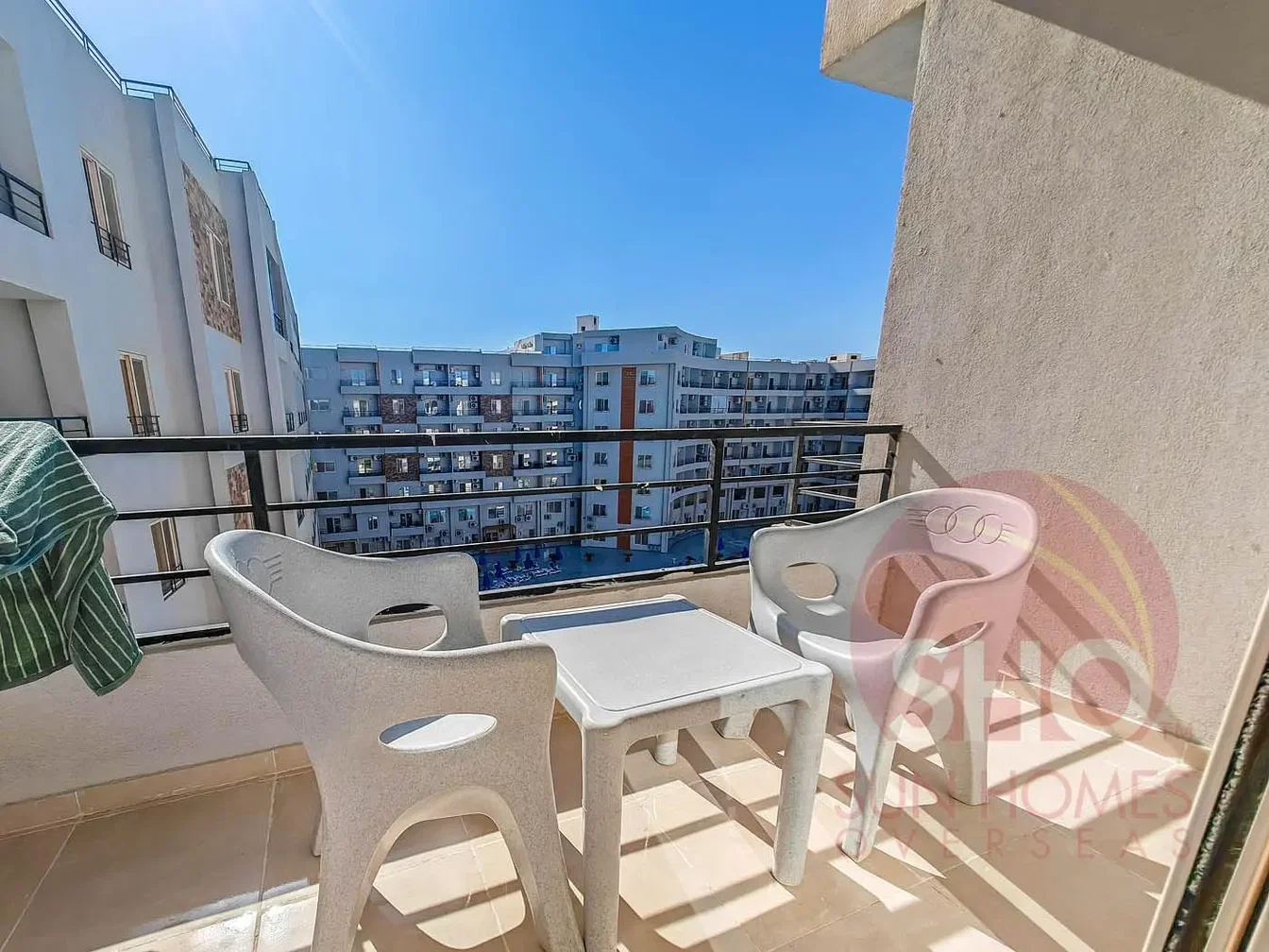 Balcone; vista, pavimento in piastrelle