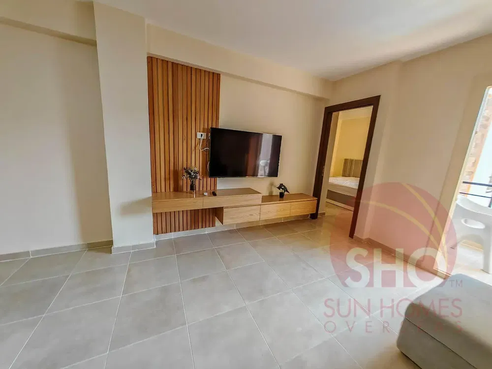 Soggiorno; pavimento in piastrelle, luce naturale