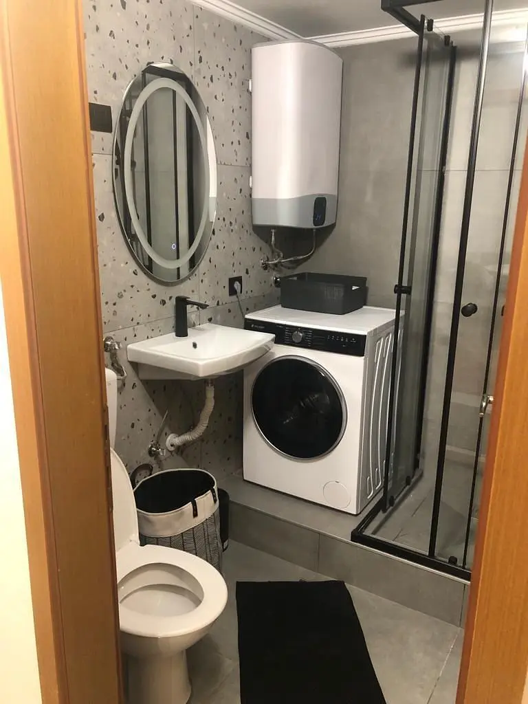 Toilette; warmwasserbereiter, fliesenboden, renoviert, tageslicht, moderner stil