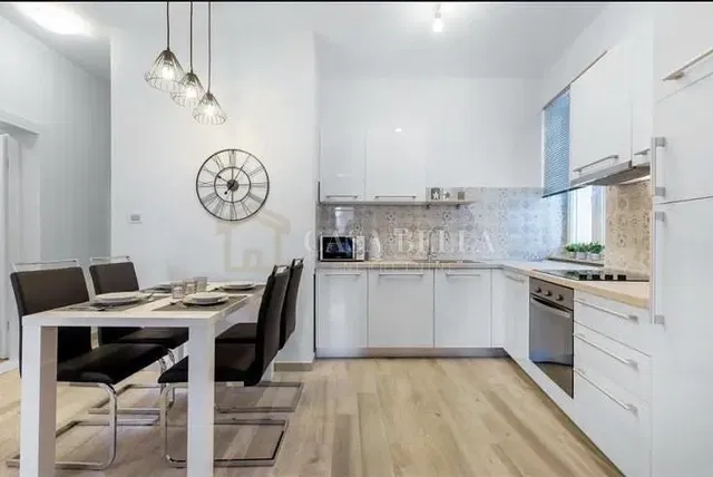 Cozinha; eletrodomésticos, luz natural, estilo moderno, chão de madeira