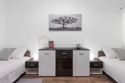 Spavaća soba; drveni pod, prirodna svjetlost, moderan stil