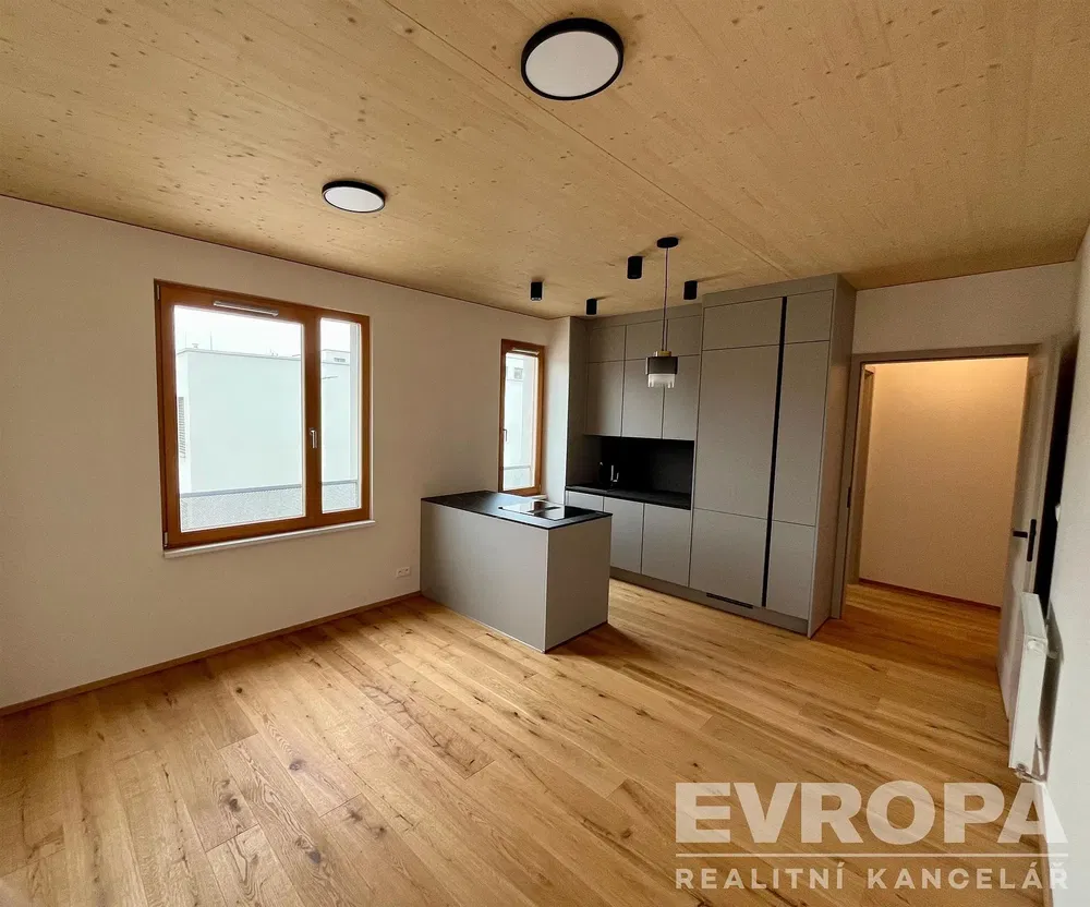 Кухиња; дрвени под, природно светло, реновиран