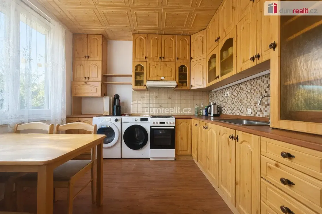 Kuchyně; kuchyňské spotřebiče, dřevěná podlaha, přirozené světlo