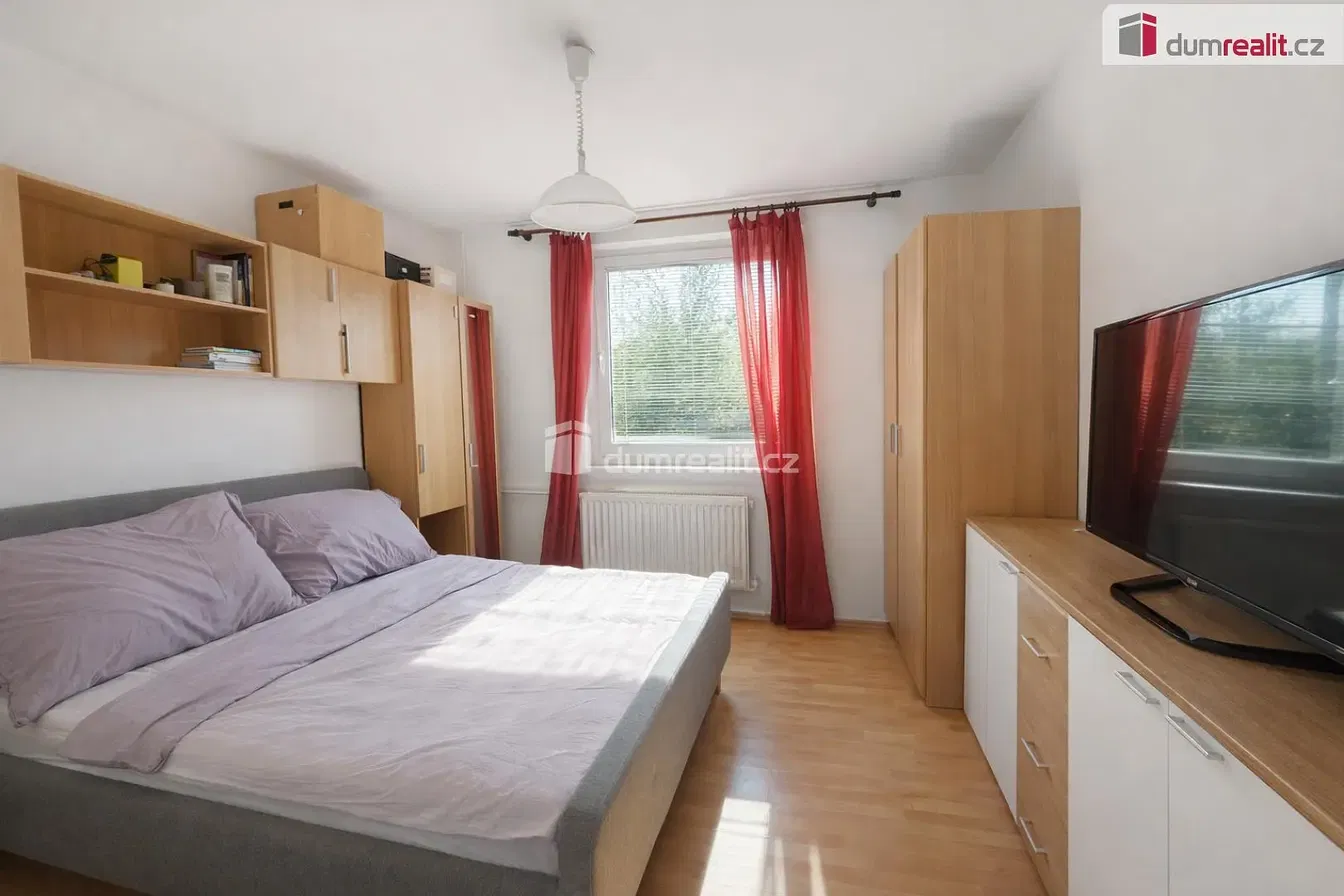 Ložnice; dřevěná podlaha, přirozené světlo