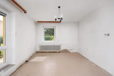 Sonstiges; tageslicht, renovierungsbedürftig, fliesenboden