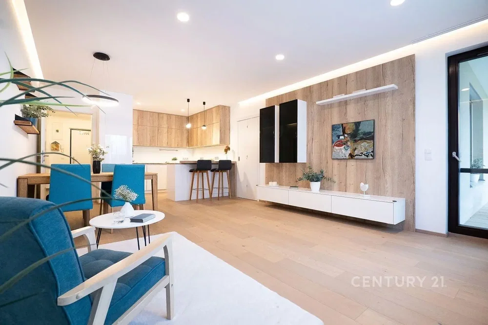 Woonkamer; natuurlijk licht, moderne stijl, houten vloer, gerenoveerd