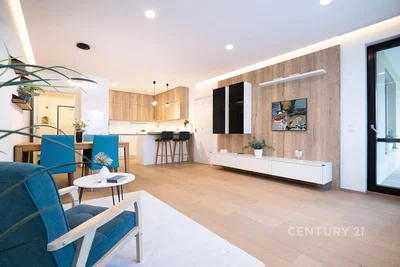 Woonkamer; natuurlijk licht, moderne stijl, houten vloer, gerenoveerd