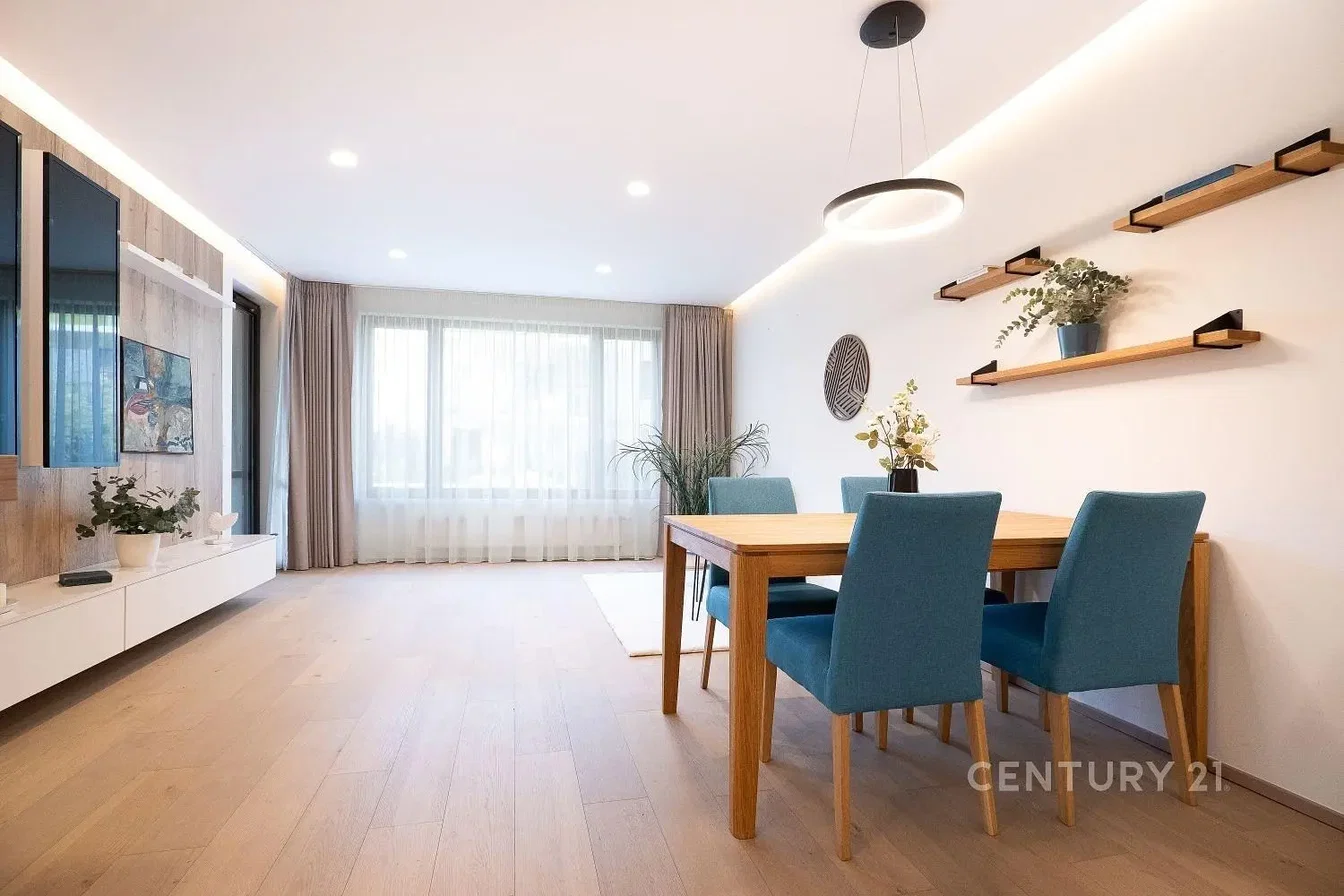 Woonkamer; natuurlijk licht, moderne stijl, houten vloer