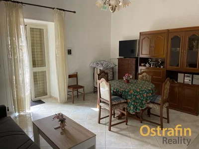 غرفة معيشة; أرضية من البلاط, ضوء طبيعي