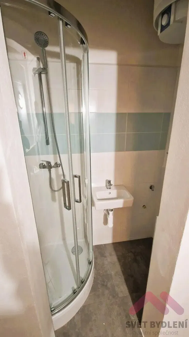 Купатило; плочице, природно светло