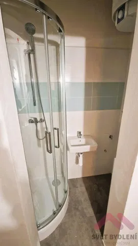 Купатило; плочице, природно светло