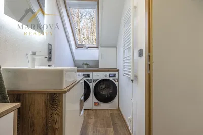 Купатило; поглед, дрвени под, природно светло