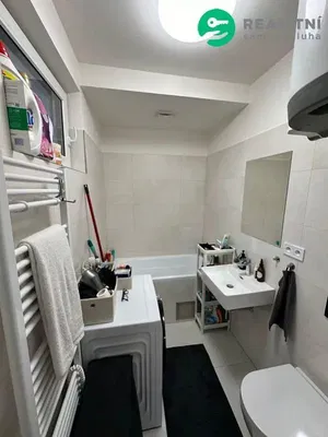 Badezimmer; fliesenboden, tageslicht, renoviert