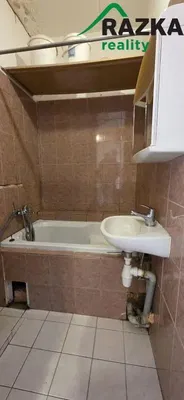 Banyo; fayans zemin, tadilat gerekiyor