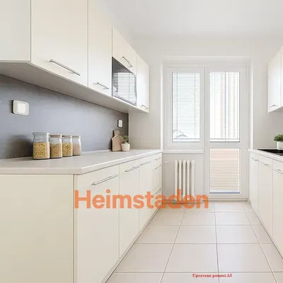 Kuhinja; kuhinjski aparati, pločice, prirodno svjetlo, moderni stil