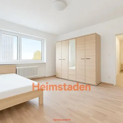 Spavaća soba; drveni pod, prirodno svjetlo, moderni stil