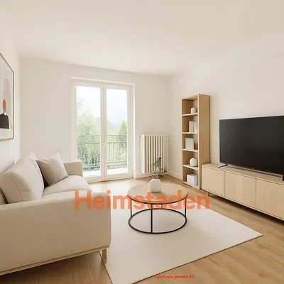 Oturma odası; manzara, ahşap zemin, doğal ışık, modern stil