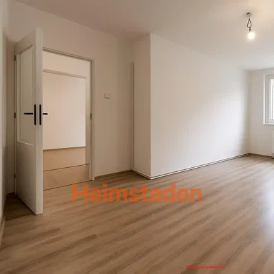 Yatak odası; ahşap zemin, doğal ışık