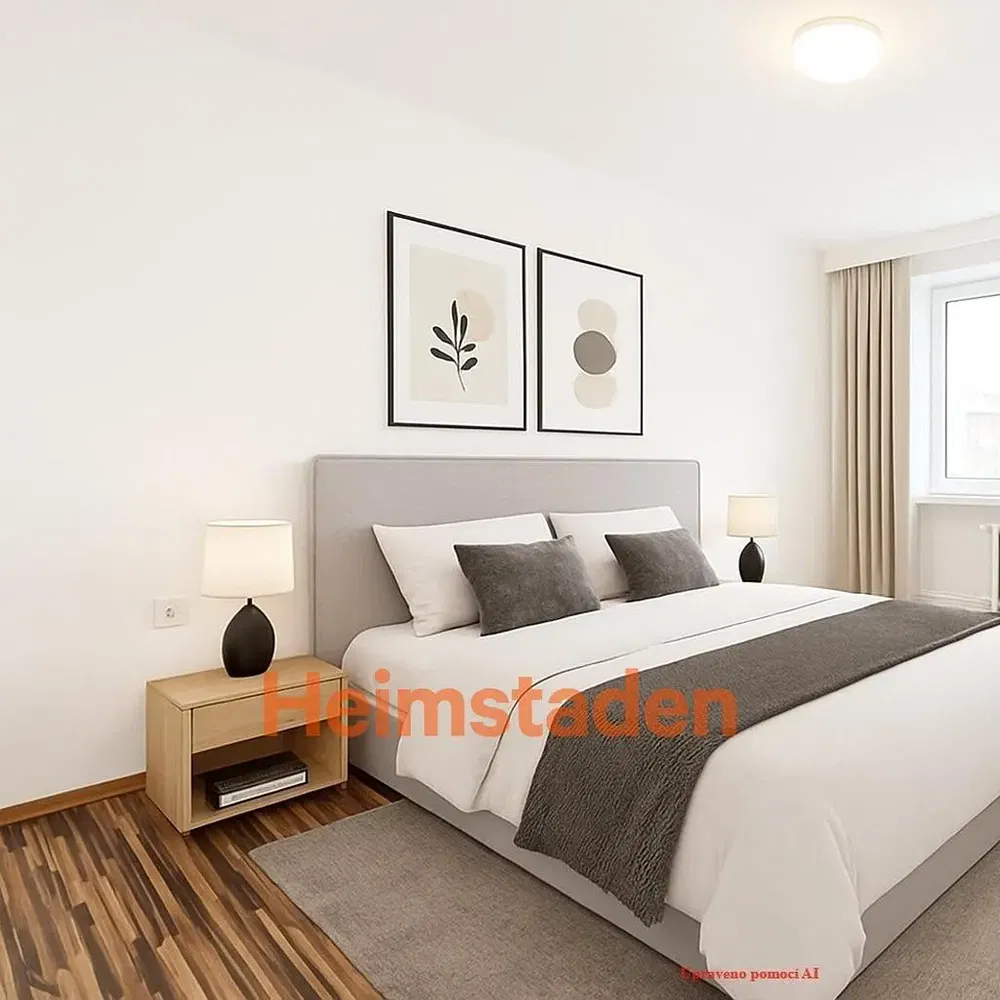 Yatak odası; ahşap zemin, doğal ışık, modern stil