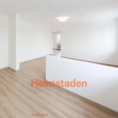 Oturma odası; ahşap zemin, doğal ışık, tadilatlı