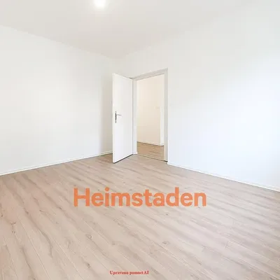 Oturma odası; ahşap zemin, doğal ışık