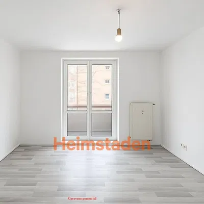 Dnevna soba; pogled, drveni pod, prirodno svjetlo, renoviran