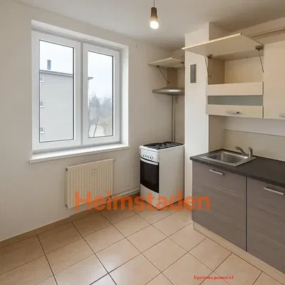 Kuhinja; pločice, kuhinjski aparati, prirodno svjetlo