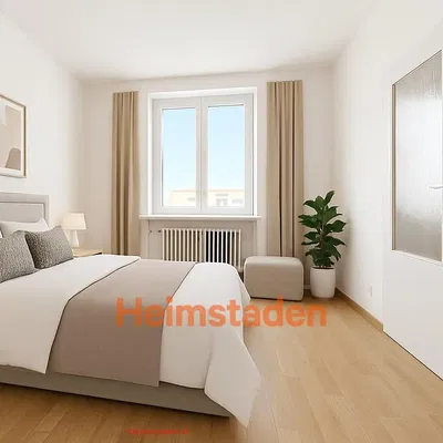 Yatak odası; doğal ışık, ahşap zemin, modern stil