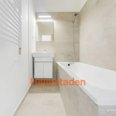 Banyo; fayans zemin, doğal ışık, tadilatlı
