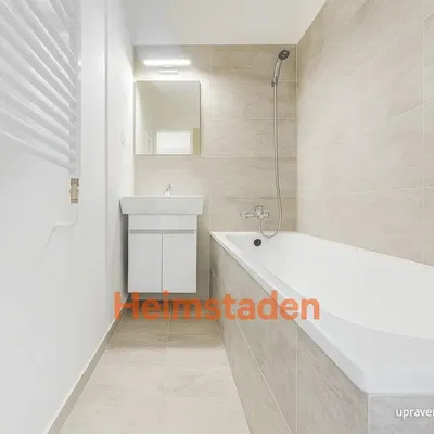 Badezimmer; fliesenboden, renoviert, tageslicht, moderner stil