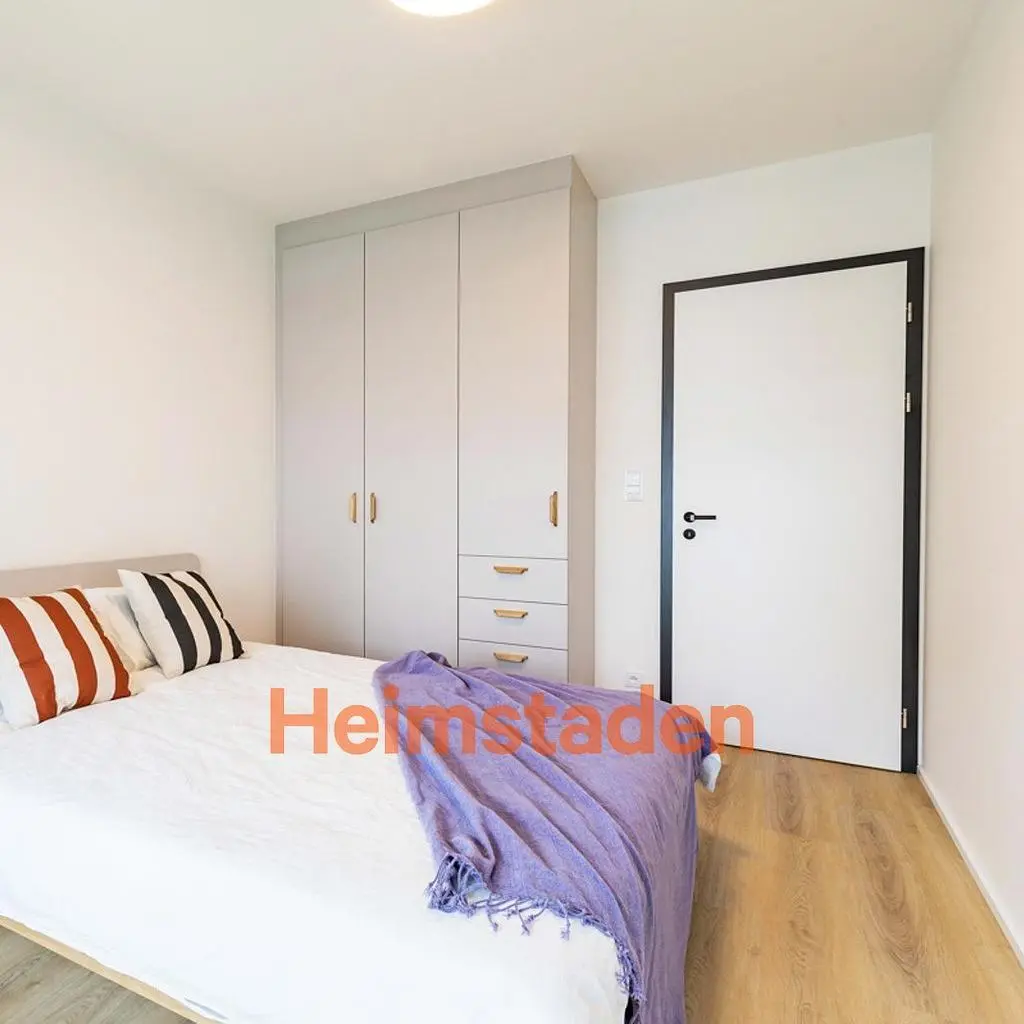 Schlafzimmer; holzboden, tageslicht, moderner stil