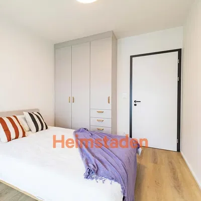 Schlafzimmer; holzboden, tageslicht, moderner stil