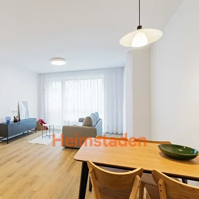 Wohnzimmer; holzboden, tageslicht, moderner stil