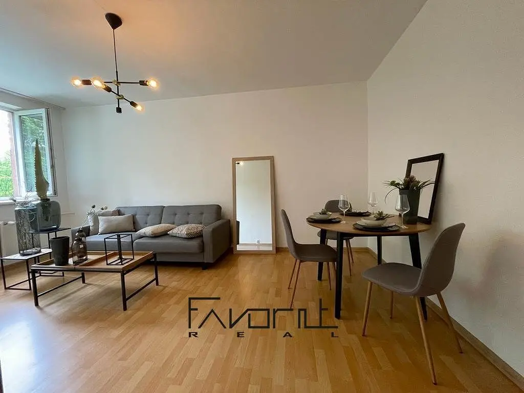 Woonkamer; houten vloer, natuurlijk licht, moderne stijl