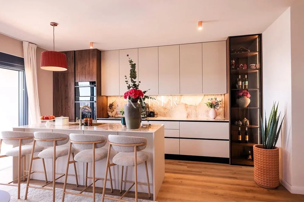 Kuhinja; kuhinjski aparati, prirodno svjetlo, moderni stil