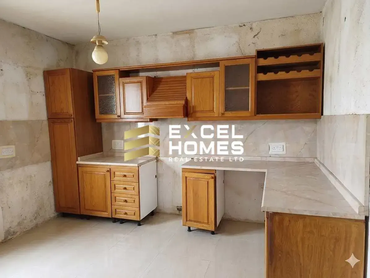 Cuisine; électroménager, carrelage, nécessite rénovation