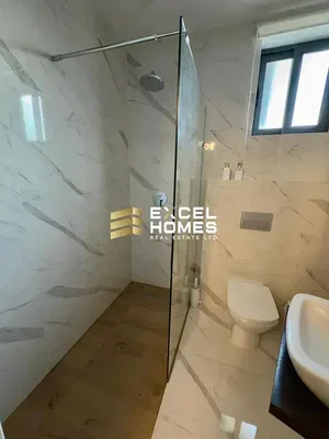 Salle de bain; carrelage, rénové, lumière naturelle