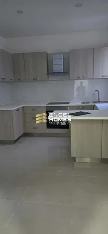 Cocina; electrodomésticos, suelo de baldosas, renovado