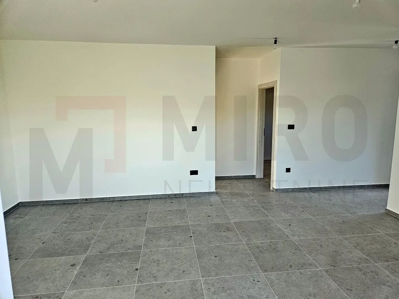 Outro; chão de azulejo, precisa de renovação