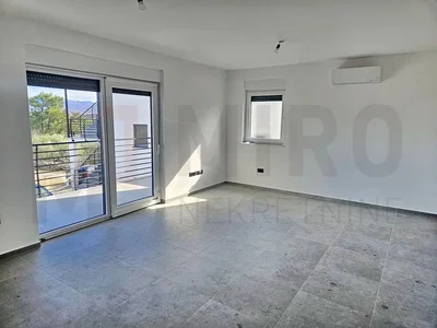 Sala de estar; chão de azulejo, vista, luz natural