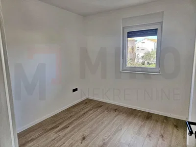 Quarto; vista, chão de madeira, luz natural